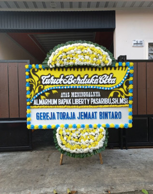 Papan Bunga Duka di Teras Bendung